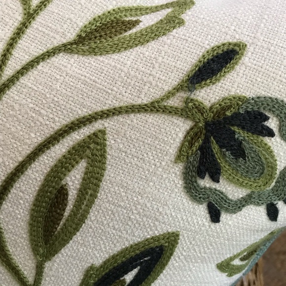 🌿🌱🍃  Bundle of 2 Accent Pillows 🍃🌱🌿 - Picture 4 of 7